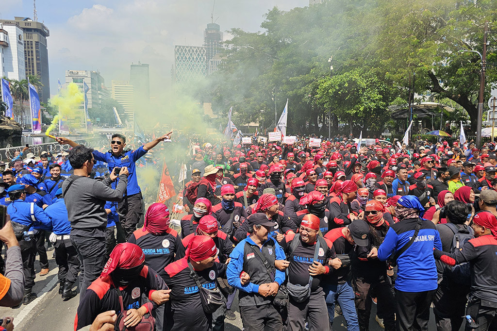 Setidaknya akan ada 5 juta buruh yang tergabung dalam konfederasi serkat pekerja seluruh Indonesia (KSPSI) dan serikat lainnya bakal berhenti produksi apabila putusan MK apabila pemerintah tak menuruti kemauan mereka. 
