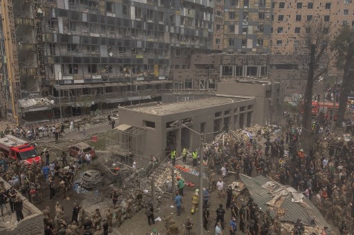 Serangan di Kryvyi Rih, tempat kelahiran Zelenskyy di Ukraina tengah, menewaskan 10 orang dan melukai 47 orang dalam apa yang dikatakan kepala pemerintahan kota, Oleksandr Vilkul, sebagai serangan rudal besar-besaran. Tujuh orang tewas di Kyiv, kata pihak berwenang.