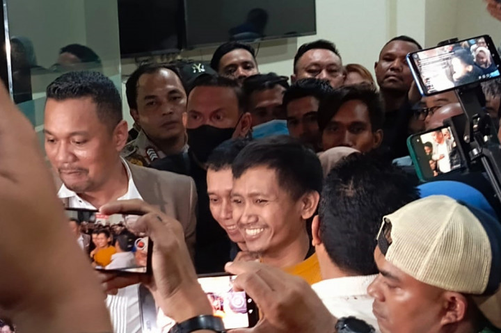 Pegi keluar dari Gedung Tahti Polda Jawa Barat sekira pukul 21.45 WIB dengan mengenakan kaos berwarna oranye. 