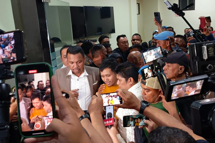 Dia pun diantarkan oleh para kuasa hukumnya keluar dari Gedung Tahanan dan Barang Bukti (Tahti) Polda Jawa Barat, pada Senin, 8 Juli 2024 malam.