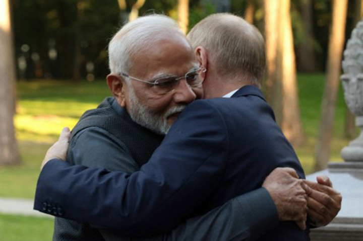 Perdana Menteri Narendra Modi tiba di ke Moskow, Senin, 8 Juli 2024, dan dengan hangat dipeluk Presiden Rusia Vladimir Putin.
