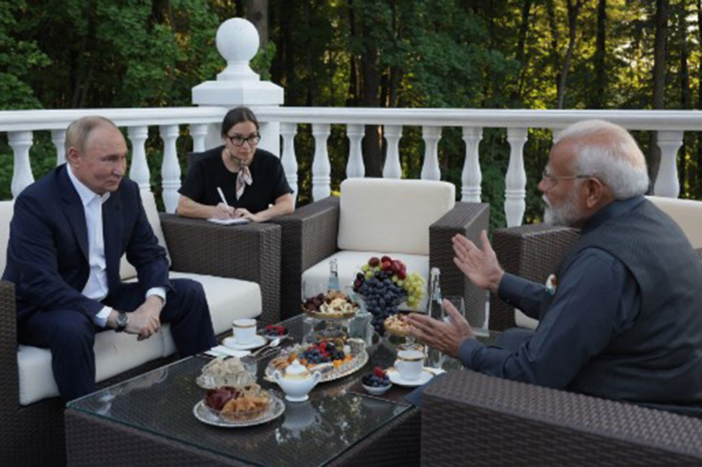 Setelah bertemu dengan komunitas India di Moskow, Modi mengadakan pertemuan informal dengan Putin di kediamannya di Novo-Ogaryovo di luar Moskow. Keduanya kemudian minum teh di teras, naik mobil golf bersama, dan mengunjungi istal.