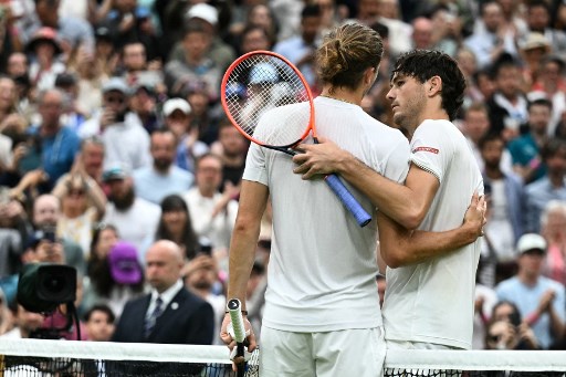 Unggulan keempat Zverev awalnya tampil dominan untuk melaju ke perempat final pertamanya di All England Club sebelum Fritz membalikkan keadaan, dan menang 4-6, 6-7(4/7), 6-4, 7-6(7/3), 6-3.

