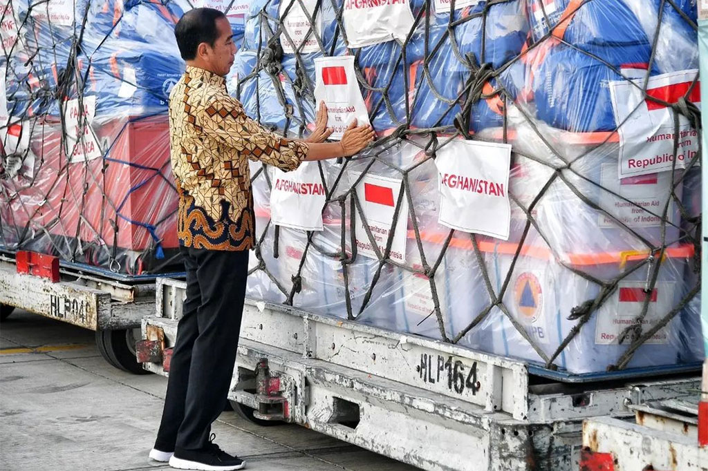 Presiden Joko Widodo melepas bantuan kemanusiaan untuk korban bencana tanah longsor di Papua Nugini, serta bantuan untuk gempa bumi dan banjir bandang di Afghanistan, dengan pesawat udara dari Base Ops Pangkalan Udara Halim Perdanakusuma Jakarta, Senin, 8 Juli 2024.