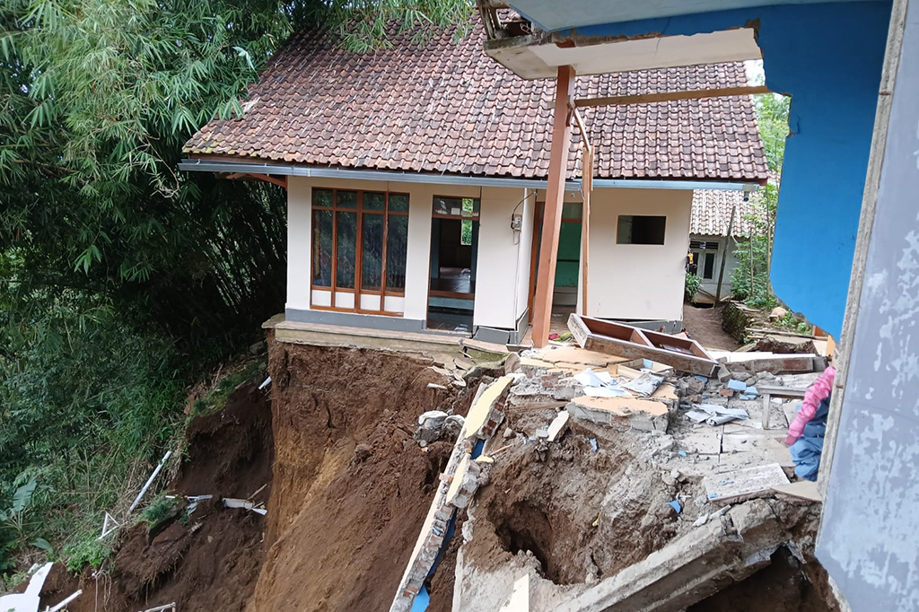 Intensitas hujan tinggi yang terjadi beberapa hari telah menyebabkan pergerakan tanah dan longsor di Desa Neglasari, Kecamatan Salawu, Kabupaten Tasikmalaya, Jawa Barat. Kejadian tersebut, menimbulkan 8 rumah mengalami rusak berat dan puluhan lainnya terancam.