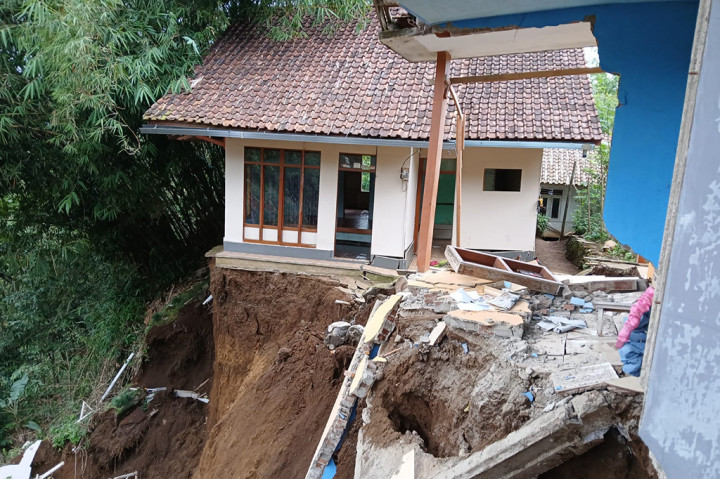 Intensitas hujan tinggi yang terjadi beberapa hari telah menyebabkan pergerakan tanah dan longsor di Desa Neglasari, Kecamatan Salawu, Kabupaten Tasikmalaya, Jawa Barat. Kejadian tersebut, menimbulkan 8 rumah mengalami rusak berat dan puluhan lainnya terancam.