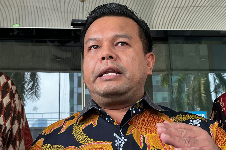 Johanes menjelaskan ada 16 orang yang menyambangi rumah Donni saat itu. Mereka menggeledah, memeriksa, dan menyita sejumlah barang di kediaman tersebut. Menurut Johanes, upaya paksa itu berlangsung selama empat jam. Menurutnya, tidak ada surat tugas atas penggeledahan tersebut.