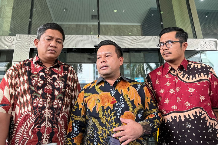 Rossa dinilai bekerja atas nama pribadinya saat menggeledah rumah Donni. Selain itu, penyidik berlatar belakang Polri itu juga disebut melakukan intimidasi saat melakukan penggeledahan.