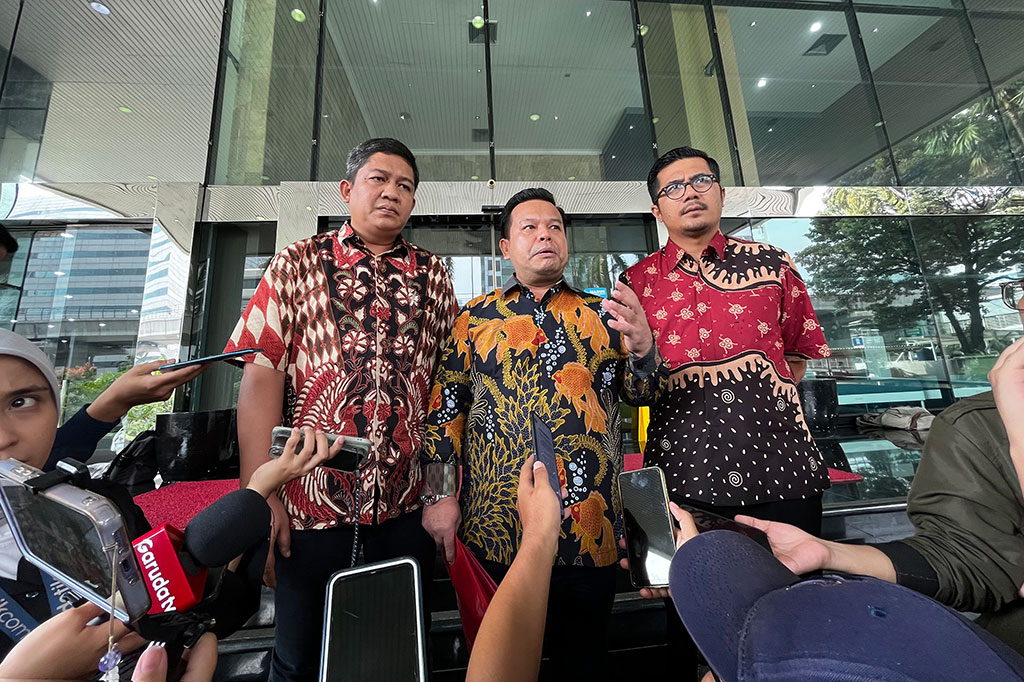 “Kami mendapat informasi bahwa penggeledahan dan penyitaan itu tanpa tidak didasari ada surat, surat perintah bahkan ini tidak ada izin dari dari ketua pengadilan untuk melakukan penggeledahan itu sebagaimana diatur oleh undang-undang,” ujar Johanes.