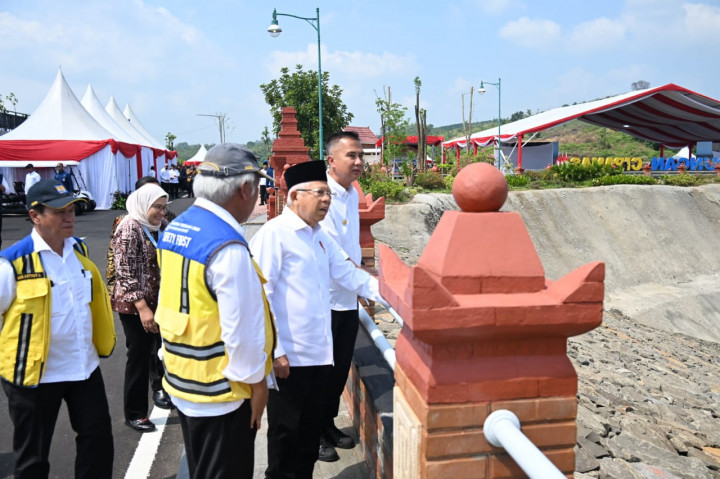 Kedua, Wapres meminta agar pengelolaan dan pemeliharaan Bendungan Cipanas dilakukan secara baik dan berkelanjutan untuk memperpanjang usia bendungan dan peralatan yang ada.