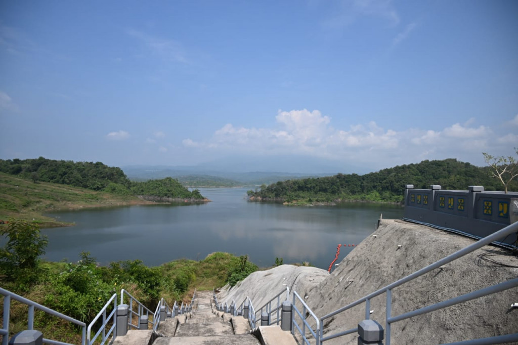 Ketiga, Wapres juga mendorong agar ketahanan air terus dijaga sebagai prasyarat mewujudkan ketahanan pangan dan ketahanan energi di masa depan.