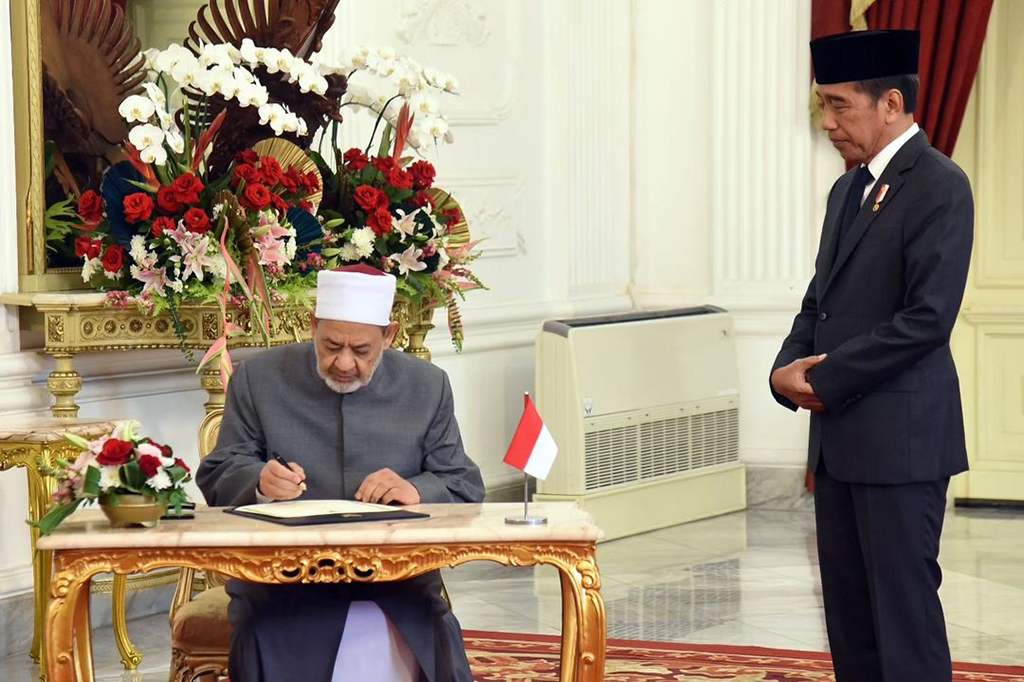 Presiden Joko Widodo menyambut kunjungan Grand Syekh Al Azhar, Prof. Ahmed Mohammed Ahmed Al-Thayeb, di Istana Merdeka, Jakarta, pada Selasa, 9 Juli 2024. Kunjungan ini merupakan bagian dari rangkaian tur Grand Syekh ke Asia Tenggara yang juga mencakup Malaysia dan Thailand.