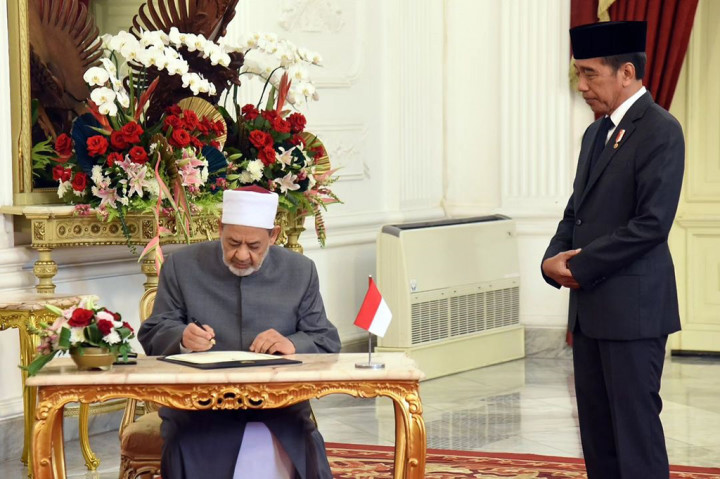Presiden Joko Widodo menyambut kunjungan Grand Syekh Al Azhar, Prof. Ahmed Mohammed Ahmed Al-Thayeb, di Istana Merdeka, Jakarta, pada Selasa, 9 Juli 2024. Kunjungan ini merupakan bagian dari rangkaian tur Grand Syekh ke Asia Tenggara yang juga mencakup Malaysia dan Thailand.