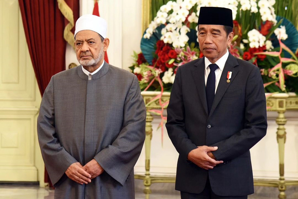 “Di dalam pertemuan tadi, Bapak Presiden menyampaikan bahwa kunjungan Grand Syekh ini dan kemudian nantinya—insyaallah pada bulan September—akan ada kunjungan Paus, akan membawa pesan yang sangat kuat mengenai pentingnya perdamaian dan pentingnya toleransi,” ujar Menlu Retno.