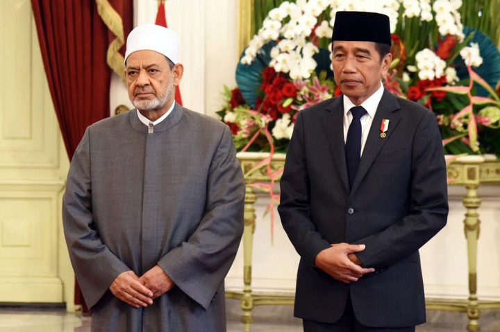 “Di dalam pertemuan tadi, Bapak Presiden menyampaikan bahwa kunjungan Grand Syekh ini dan kemudian nantinya—insyaallah pada bulan September—akan ada kunjungan Paus, akan membawa pesan yang sangat kuat mengenai pentingnya perdamaian dan pentingnya toleransi,” ujar Menlu Retno.