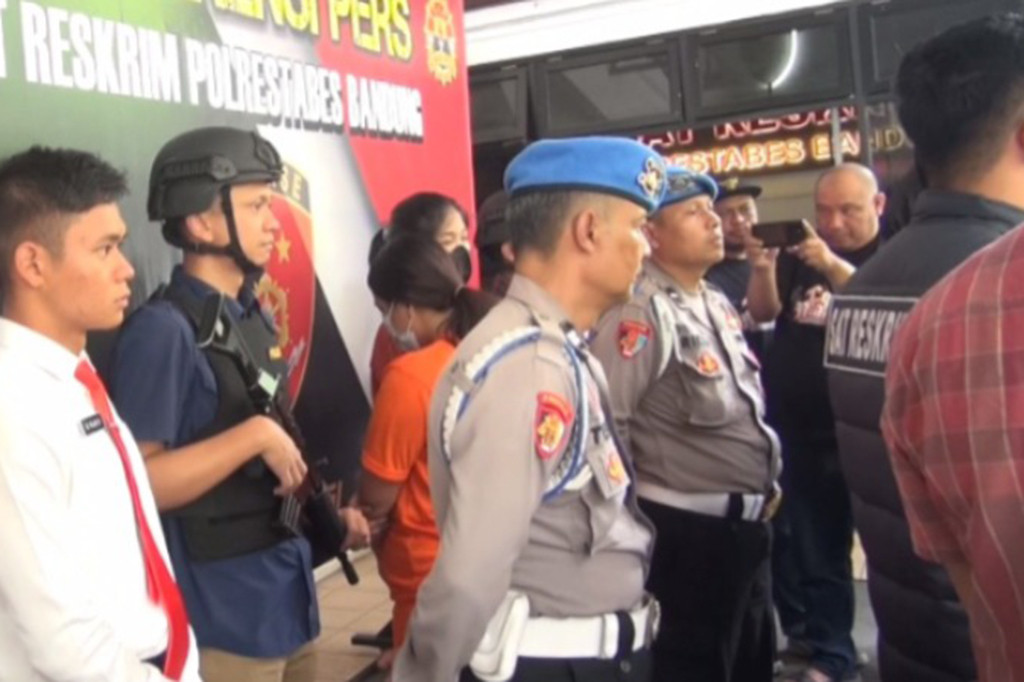 Salah seorang wanita yang berprofesi sebagai selebgram asal Kota Bandung berinisial RV ditangkap Reserse Kriminal (Reskrim) Polrestabes Bandung karena mempromosikan situs judi online di media sosial pribadinya. Dengan modal pengikut puluhan ribu di media sosial, RV telah berhasil meraup keuntungan jutaan rupiah.