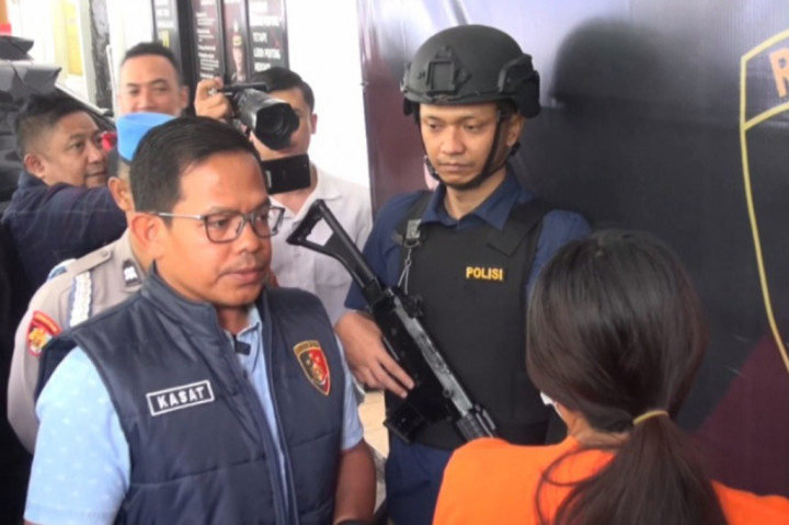 Kasat Reskrim Polrestabes Bandung, AKBP Abdul Rahman mengatakan, pengungkapan tersebut berawal dari patroli siber oleh jajarannya. Kemudian RV ditangkap karena terbukti mempromosikan situs judi online bernama zaraplayzone.com pada 5 Juli 2024 lalu.