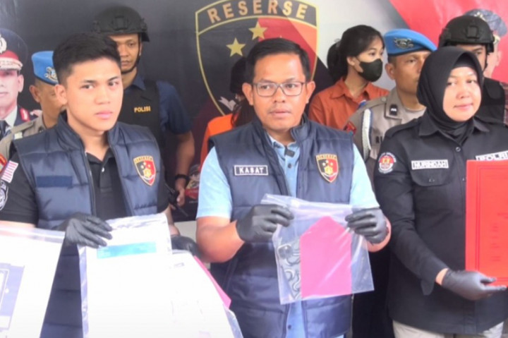 Modus operandi yang dilakukan pelaku adalah menyebarkan link tautan situs judi online melalui story atau status di instagram pribadinya.