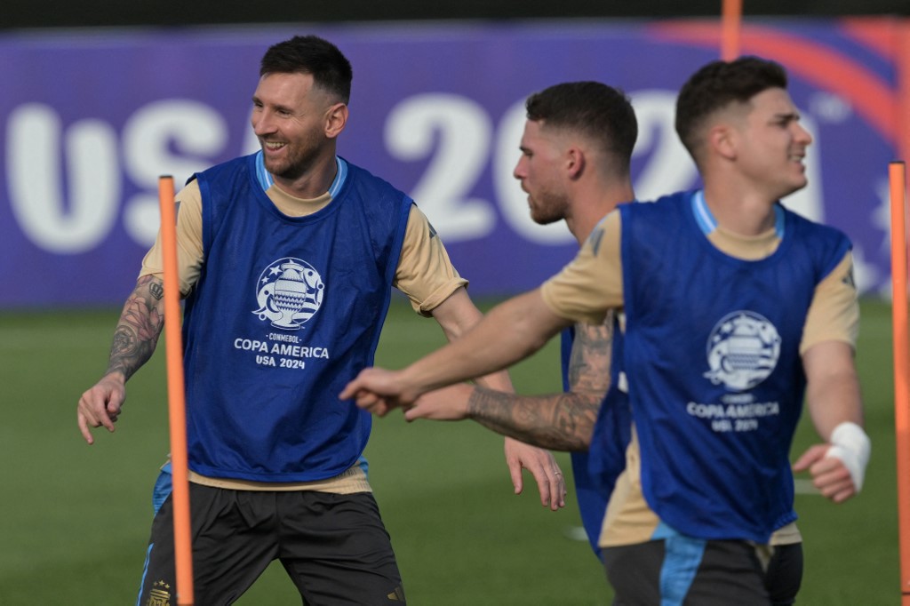 Lionel Messi dipastikan tampil membela timnas Argentina pada semifinal Copa America 2024 melawan Kanada, Rabu 10 Juli 2024 pukul 07.00 WIB. Informasi ini disampaikan oleh pelatih Lionel Scaloni, meski Messi sempat mengalami cedera.