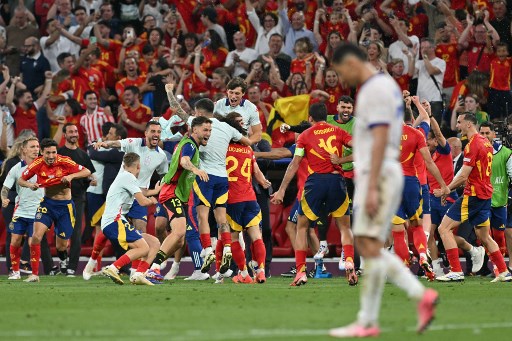 Spanyol menjenjakkan kakinya di final Euro 2024 setelah mengalahkan Prancis 2-1 dalam semifinal di Allianz Arena, Muenchen, Rabu, 10 Juli 2024 dini hari WIB. Para penggawa La Furia Roja pun berselebrasi menyambut keberhasilan mereka.