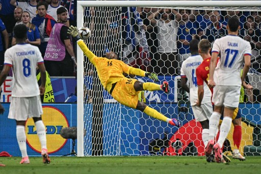 Dia mencetak gol penyeimbang saat Spanyol mengalahkan Prancis 2-1. Bola sepakan Yamal mengarah ke pojok kiri gawang yang tak bisa dijangkau kiper Prancis Mike Maignan.