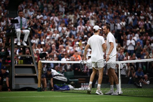  Daniil Medvedev mengalahkan petenis nomor satu dunia Jannik Sinner dalam lima set, Selasa, 9 Juli 2024 waktu setempat, untuk mencapai semifinal Wimbledon kedua berturut-turut.