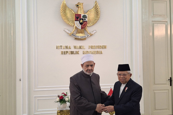 Wapres mempersilahkan Grand Syekh duduk di kursi untuk mengisi buku tamu. Setelah itu, keduanya masuk ke dalam ruang pertemuan.