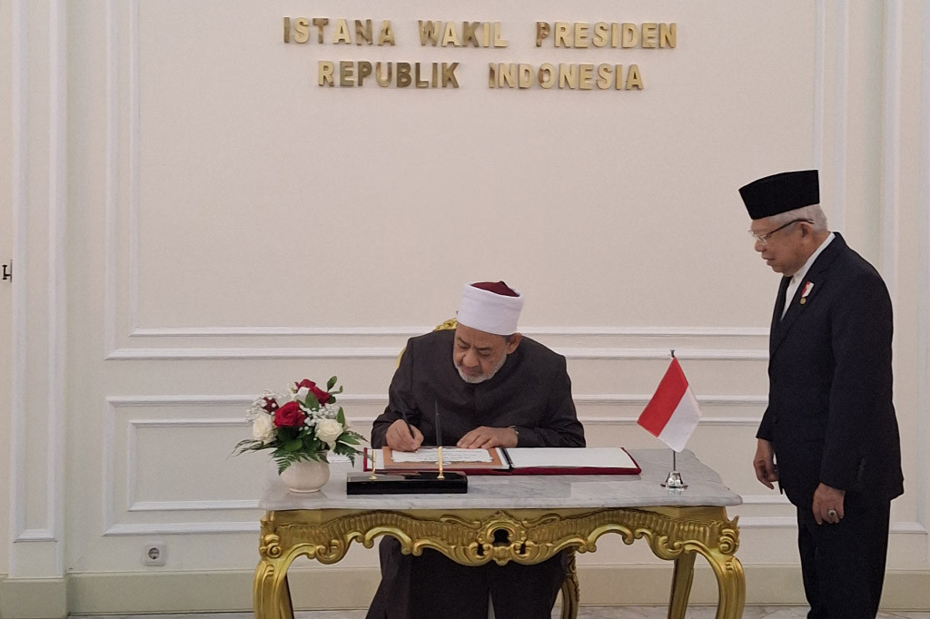 Grand Syekh tiba di Istana Wapres pada pukul 13.34 WIB. Ia tampak menggunakan baju panjang berwarna abu-abu.