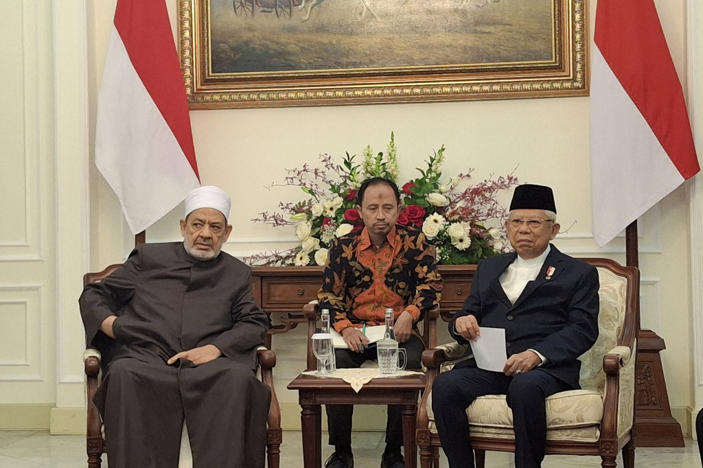 Pantaun Medcom.id Wapres Ma'ruf yang mengenakan kemeja putih berbalut jas hitam tampak menyambut langsung kedatangan Grand Syekh Al Azhar Ahmed Mohammed Ahmed Al-Thayeb. Wapres juga tampak menggunakan peci hitam.
