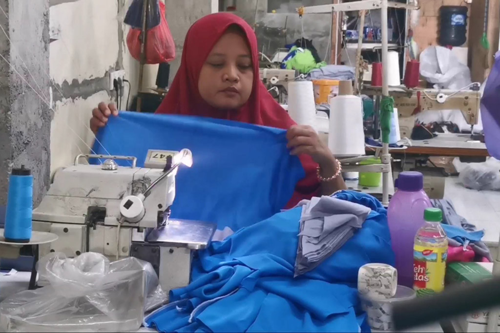 Menjelang dimulainya tahun ajaran baru, para perajin perlengkapan sekolah di Kampung Topi Desa Punggul Kecamatan Gedangan Sidoarjo, kebanjiran pesanan dari berbagai kota. Didukung pemasaran lewat media sosial, pesanan perajin melonjak hingga tiga kali lipat.