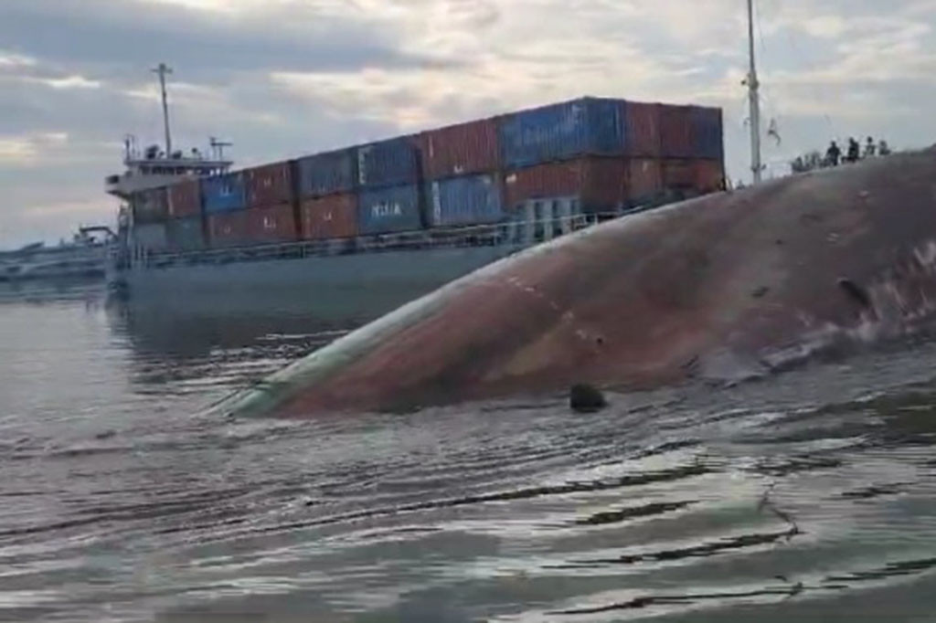 Analis Prasarana dan Sarana Pertanian (PSP) Dinas Pertanian dan Ketahanan Pangan Provinsi Babel. Budi Jaya Sentosa membenarkan dari Informasi diterima KM LAN  bermuatan 1100 ton pupuk terbalik.