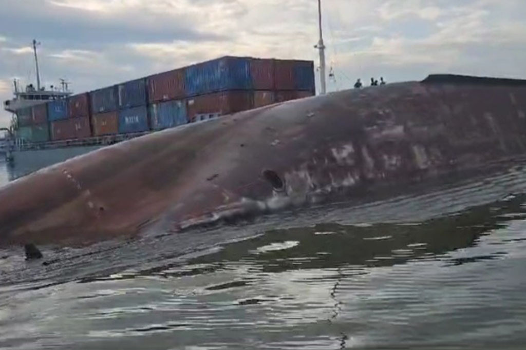 Kapal Motor (KM) Lintas Armada Nusantara (LAN) yang terbalik di Alur Pelabuhan Sungai Pangkalbalam Pangkalpinang Provinsi Bangka Belitung. Minggu, 7 Juli 2024 lalu, ternyata bermuatan ribuan ton pupuk.