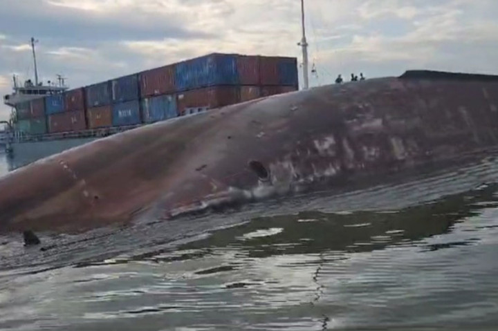 Kapal Motor (KM) Lintas Armada Nusantara (LAN) yang terbalik di Alur Pelabuhan Sungai Pangkalbalam Pangkalpinang Provinsi Bangka Belitung. Minggu, 7 Juli 2024 lalu, ternyata bermuatan ribuan ton pupuk.