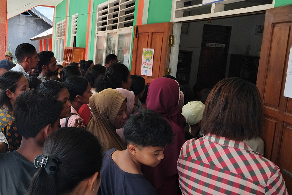Ratusan calon siswa baru, Rabu, 10 Juli 2024, mulai memadati sejumlah sekolah di dalam Kota Lewoleba, Kabupaten Lembata, Nusa Tenggara Timur.