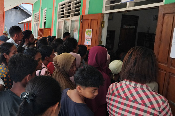 Ratusan calon siswa baru, Rabu, 10 Juli 2024, mulai memadati sejumlah sekolah di dalam Kota Lewoleba, Kabupaten Lembata, Nusa Tenggara Timur.