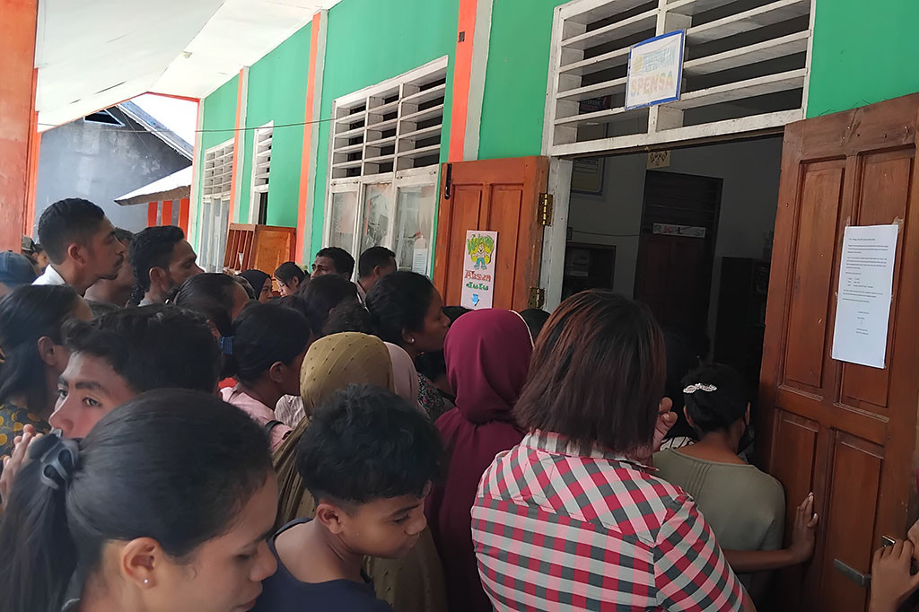 Seperti disaksikan Media Indonesia di SMPN 1 Nubatukan, ratusan calon siswa baru memadati ruangan pengambilan seragam yang baru di pesan pihak sekolah.