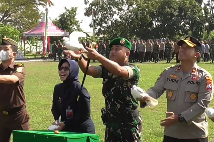 Guntung menegaskan, mitra Babinsa di setiap desa akan menjadi sumber informasi di masyarakat. Saat ada keluhan di masyarakat atau ada sumber informasi yang bisa berpotensi menimbulkan konflik, pihak TNI dari Kodim 0816/Sidoarjo bisa merespon langsung secara cepat untuk melakukan pencegahan.