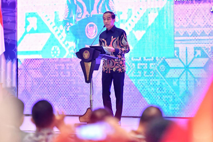 Presiden Joko Widodo menguraikan tantangan yang dihadapi Indonesia selama lima tahun terakhir dalam sambutannya pada Rapat Kerja Nasional (Rakernas) XVI Asosiasi Pemerintah Kabupaten Seluruh Indonesia (APKASI) di Jakarta Convention Center, Jakarta, Rabu, 10 Juli 2024. Menurut Presiden, periode tersebut adalah masa yang penuh dengan tantangan mulai dari krisis kesehatan global, geopolitik global, fluktuasi harga minyak dan pangan, serta masalah lingkungan seperti gelombang panas dan fenomena iklim El Nino.
