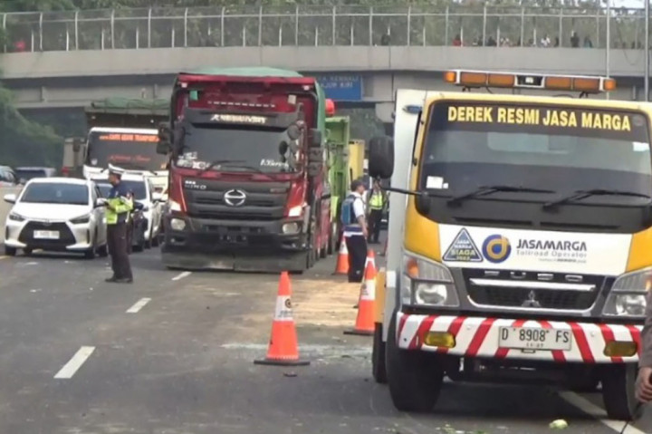 Kecelakaan beruntun melibatkan 10 kendaraan terjadi di km 85 Tol Cipularang, Kabupaten Purwakarta, Jawa barat, Rabu, 10 Juli 2024 sore. Pihak kepolisian masih melakukan penyelidikan penyebab kecelakaan tersebut.