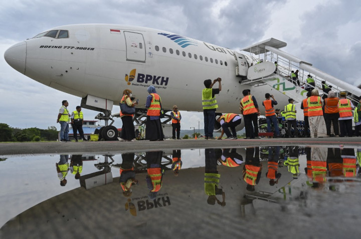 Sebanyak 393 haji yang tergabung dalam kelompok terbang (kloter) 01-BTJ Debarkasi Aceh tiba di provinsi paling barat Indonesia itu, dan seorang haji dalam kloter tersebut meninggal dunia di Tanah Suci.