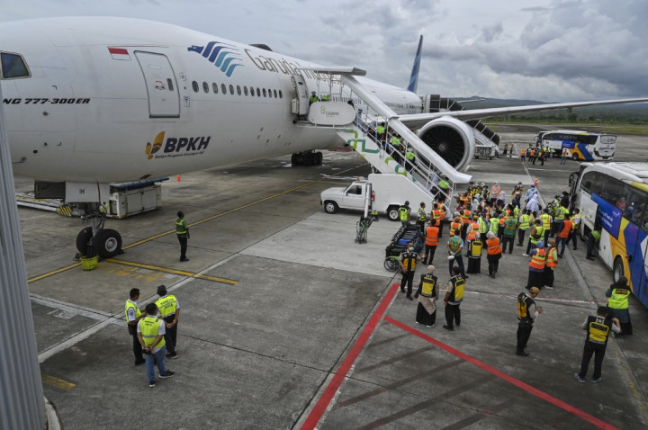 Pesawat Garuda Indonesia yang mengangkut jemaah haji tersebut mendarat pukul 14.48 WIB di Bandara Internasional Sultan Iskandar Muda, Blang Bintang, Aceh Besar.
