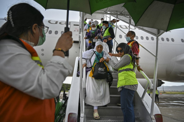 Setiba di Serambi Makkah, petugas Imigrasi langsung memasuki pesawat untuk mengambil paspor jemaah.
