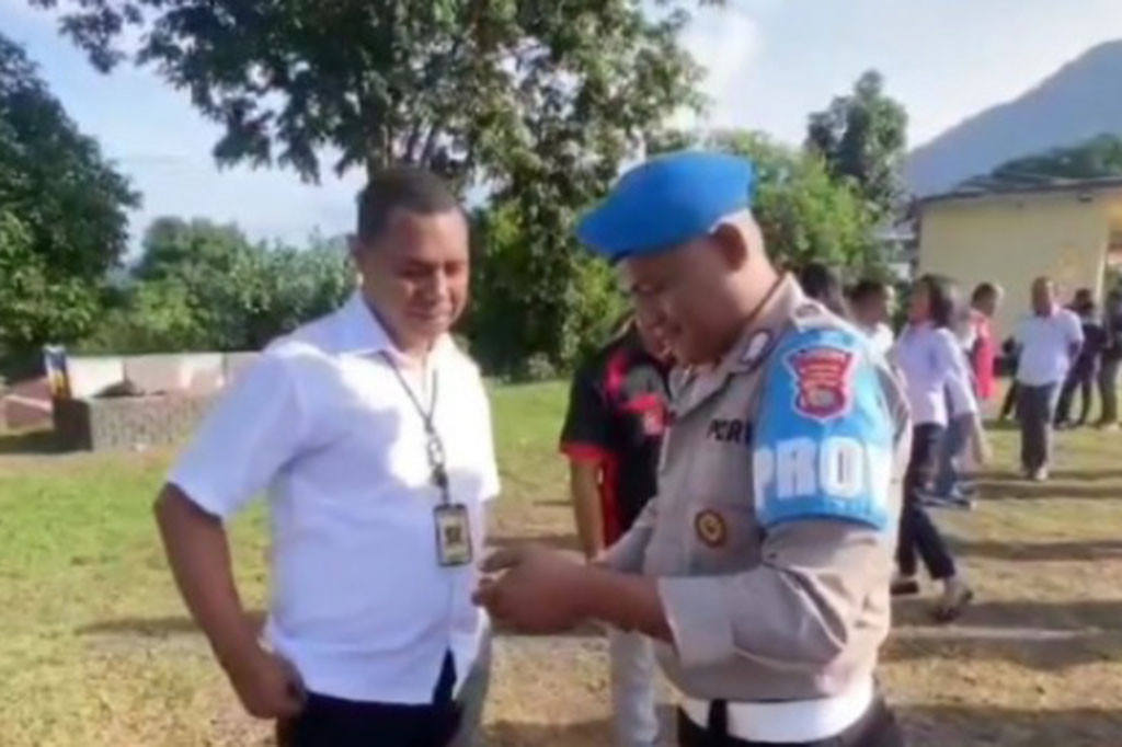 Guna mencegah praktik judi online, Kapolres Ende, AKBP I Gede Ngurah Joni Mahardika memeriksa handphone semua anggota Polres Ende.