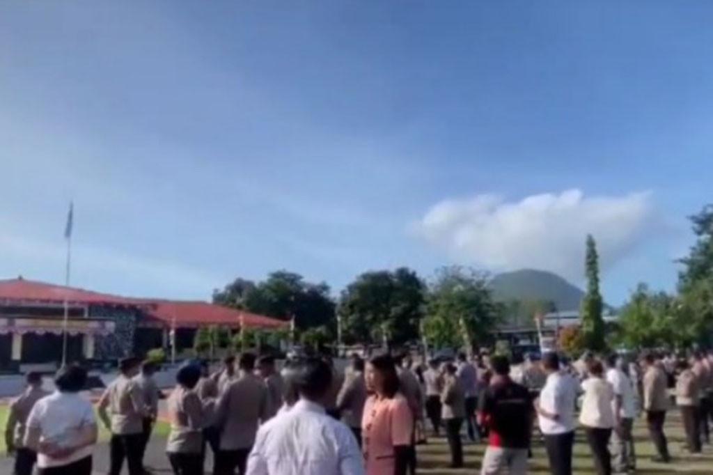 Satu persatu handphone anggota Polres Ende diperiksa Propam Polres Ende yang berlangsung di halaman Mapolres Ende.