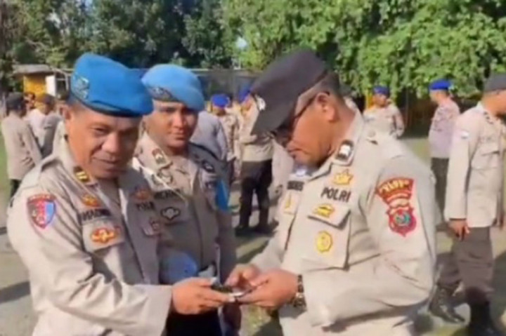 Pemeriksaan handphone milik personil Polres Emde ini dipimpin oleh Kapolres Ende, AKBP I Gede Ngurah Joni Mahardika didampingi Kasi Propam Iptu Machmud Derang bersama PJU Polres Ende.