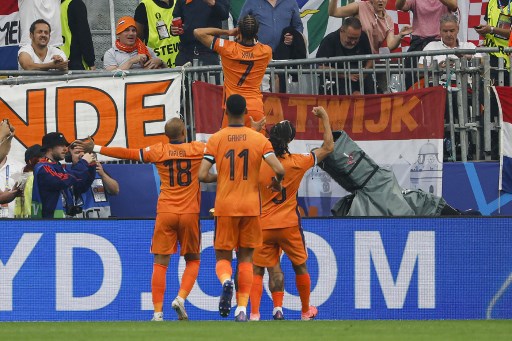 Belanda unggul terlebih dahulu melalui sepakan Xavi Simons pada menit ke-7.