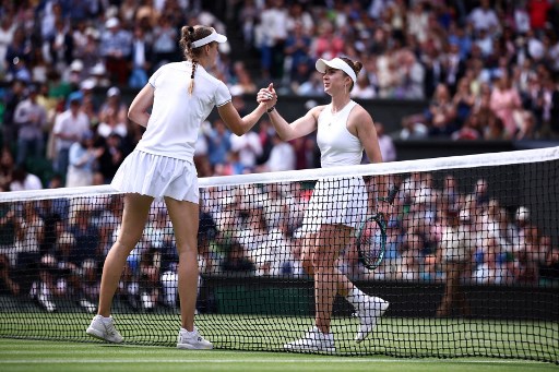 Rybakina, juara Wimbledon 2022, hanya membutuhkan waktu 61 menit untuk menyingkirkan semifinalis tahun lalu Svitolina dan mencapai semifinal Grand Slam ketiga dalam kariernya. Dengan kemenangan tersebut, Rybakina unggul heat to head 3-2 atas Svitolina.