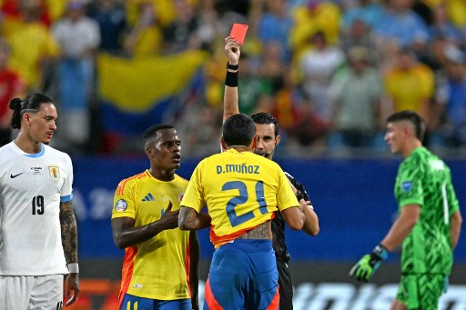 Kolombia harus bermain dengan 10 orang pada laga tersebut sejak akhir babak pertama setelah Daniel Munoz diganjar kartu kuning kedua usai menyikut perut Manuel Ugarte.