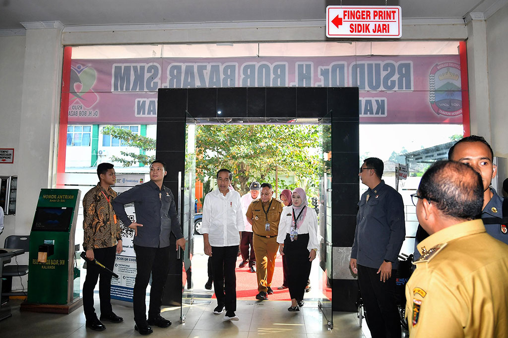 Presiden Joko Widodo (Jokowi), Kamis, 11 Juli 2024, melakukan kunjungan kerja ke Rumah Sakit Umum Daerah (RSUD) Dr H Bob Bazar di Kabupaten Lampung Selatan, Provinsi Lampung.