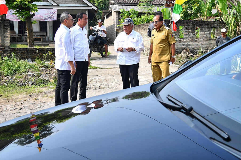 Dalam perjalanannya dari Rumah Sakit Umum Daerah (RSUD) Dr. H. Bob Bazar, SKM menuju Desa Bandan Hurip, Kabupaten Lampung Selatan, Provinsi Lampung, Kamis, 11 Juli 2024, rangkaian kendaraan Presiden Joko Widodo sempat berhenti.